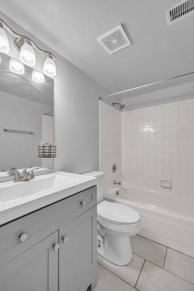 Building Photo - Beautiful 1 Bed 1 Bath Condo Near Old Colorado!!