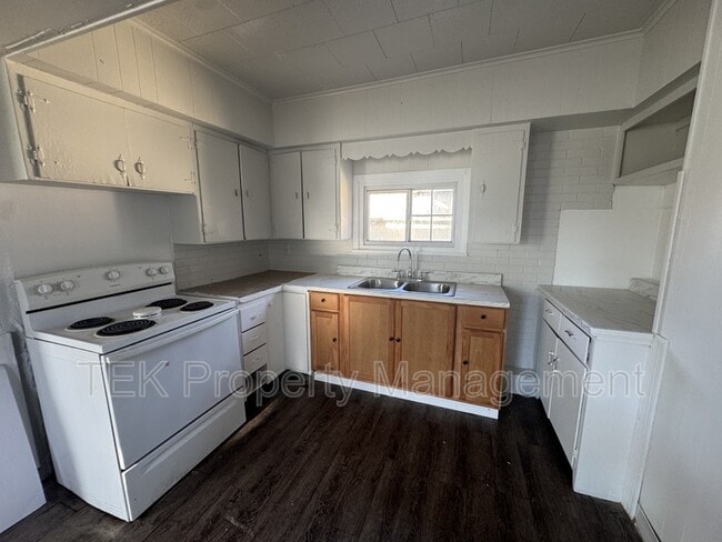 Building Photo - 210 Dewey Ave