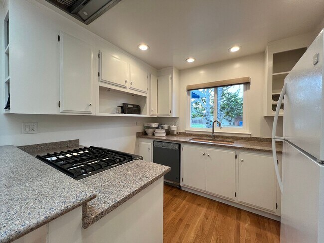 Building Photo - 3 Bedroom 2 Bath remodeled home is Capitola