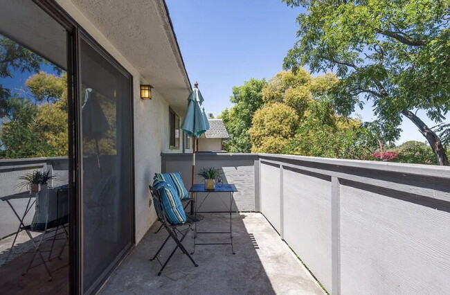 Building Photo - Centrally located one bedroom condo that w...