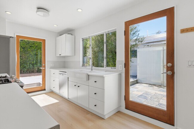 Building Photo - Amazing Del Rey House Available