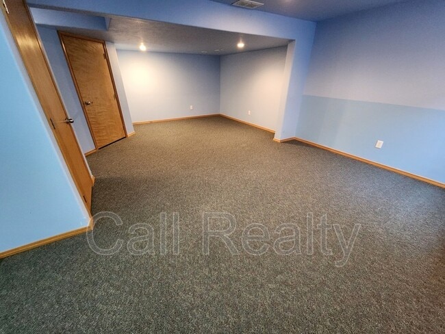 Building Photo - 916 Rees Ln