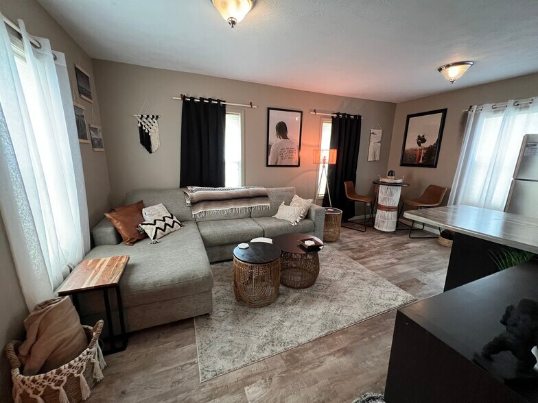 Building Photo - 1205 N Main Ave