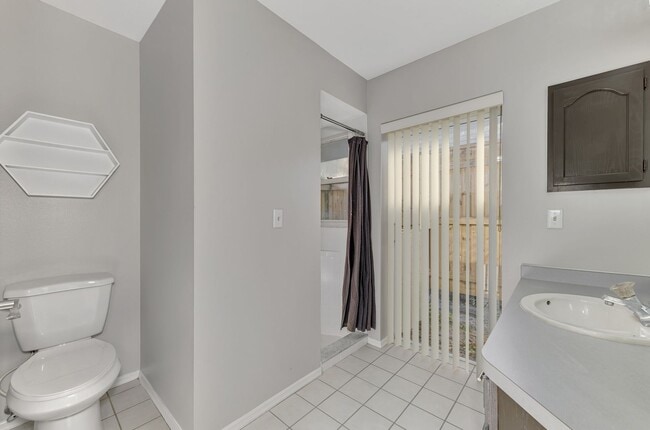 Building Photo - STUNNING 3 BEDROOM, 2 BATHROOM, 2 CAR GARAGE HOME LOCATED IN THE HIGHLY SOUGHT AFTER BRIARWOOD CO...