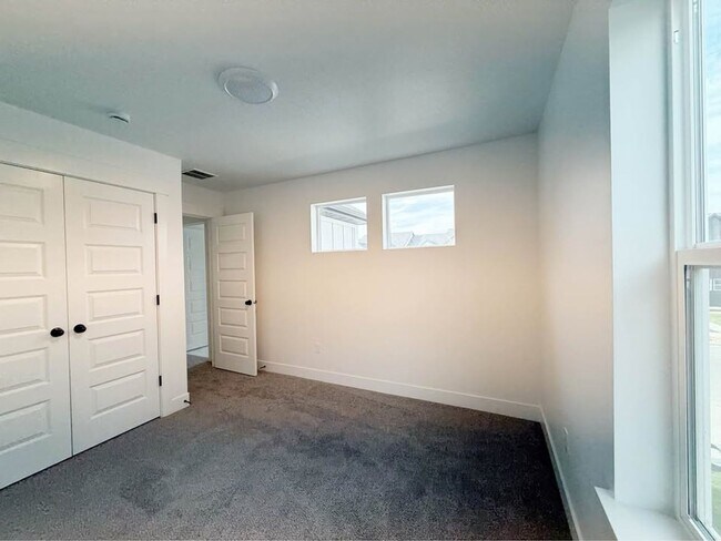 Building Photo - 3759 950 N