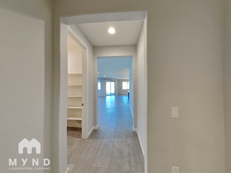 Building Photo - 720 E Silver Canyon Pl