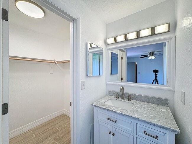 Building Photo - 2577 S Park Ave