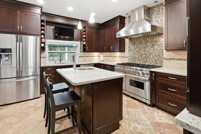 Building Photo - 16530 Lake Tree Dr