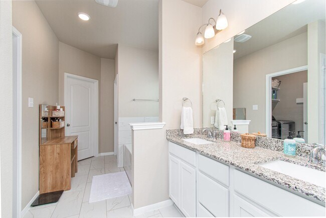 Building Photo - 10207 Six Shooter Ln