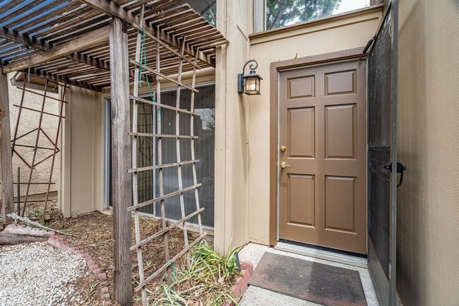Building Photo - 2 Bedroom, 2 Bath Home with Bonus Room