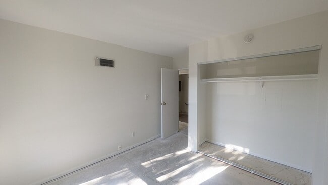 Building Photo - Refreshed condo in Gated Community