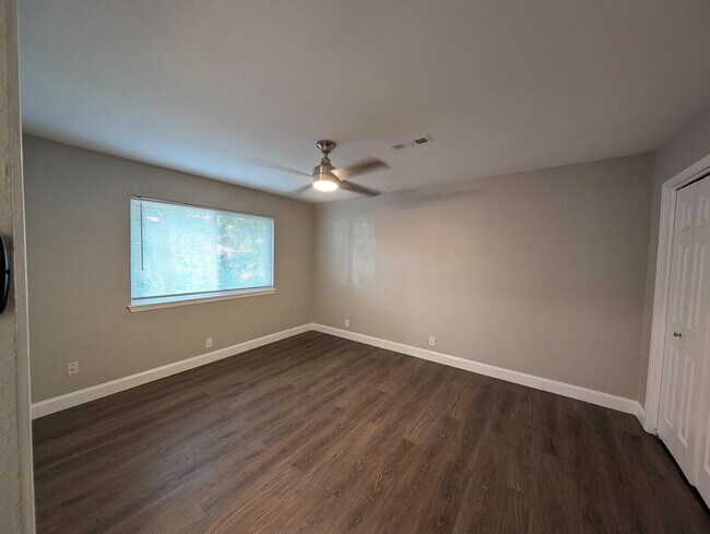Building Photo - 1604 S Redbud Pl