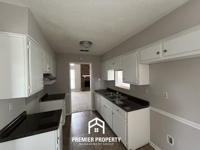 Building Photo - Stunning 3BR/2BA in Southeast Memphis | Vaulted Ceilings & Floor-to-Ceiling Fireplace