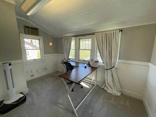 Building Photo - Large bright and clean Brookside home