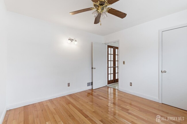 Building Photo - 6 Cherry St