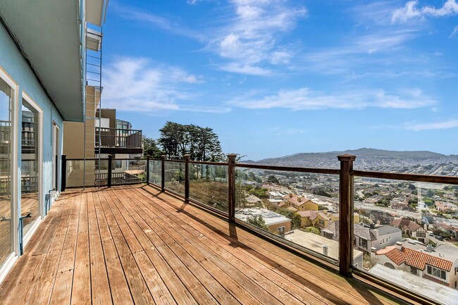 Building Photo - Stunning Three Bedroom Home in Westwood Hi...