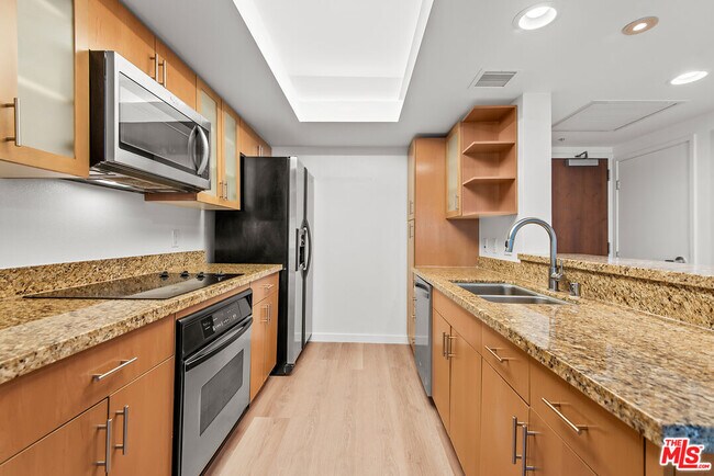 Building Photo - 13700 Marina Pointe Dr