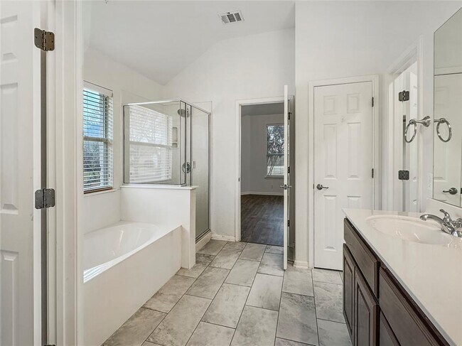 Building Photo - 11032 River Plantation Dr