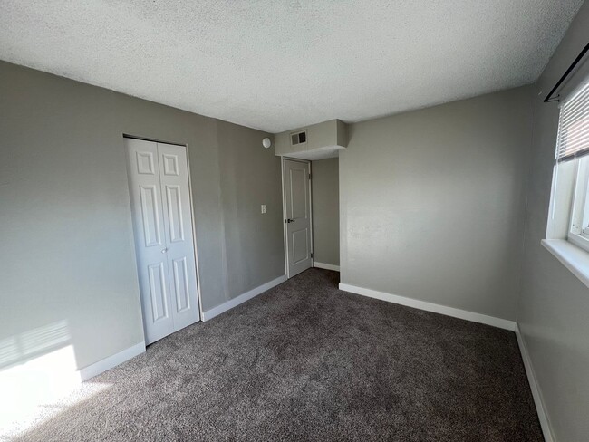 Building Photo - 3 Bedroom 2 Bathroom Condo Near Leetsdale ...