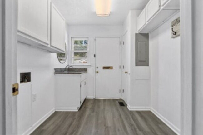 Building Photo - 1708 N Poplar St