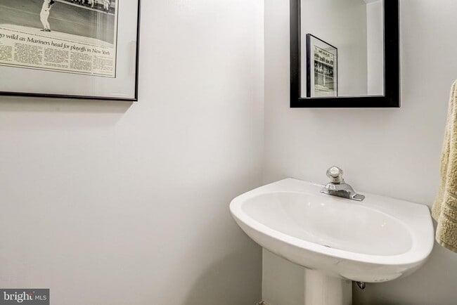 Building Photo - 1505 N Colonial Terrace