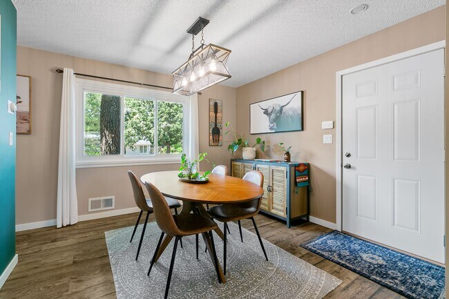 Building Photo - Charming 3 Bedroom Home Golden Valley