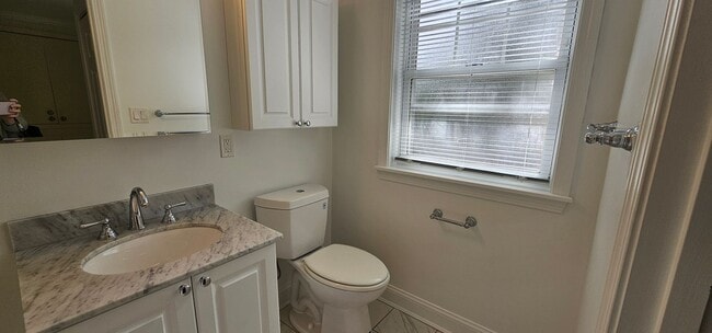 Building Photo - Spacious 1-Bedroom Townhouse in Scenic Area