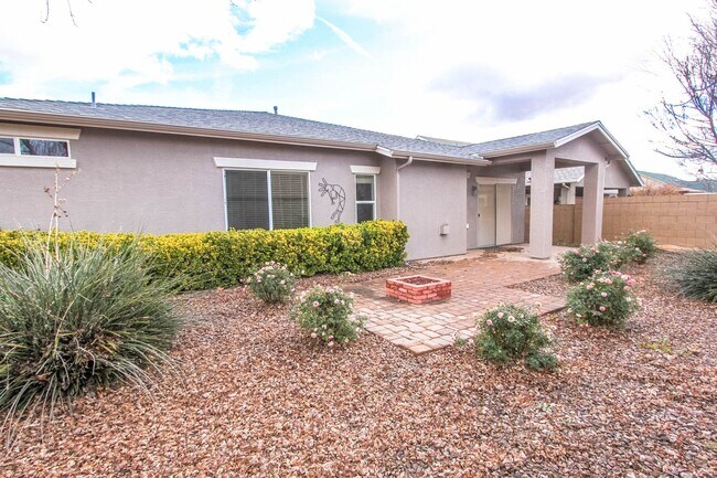 Building Photo - 3 Bedroom Plus Den in Quailwood