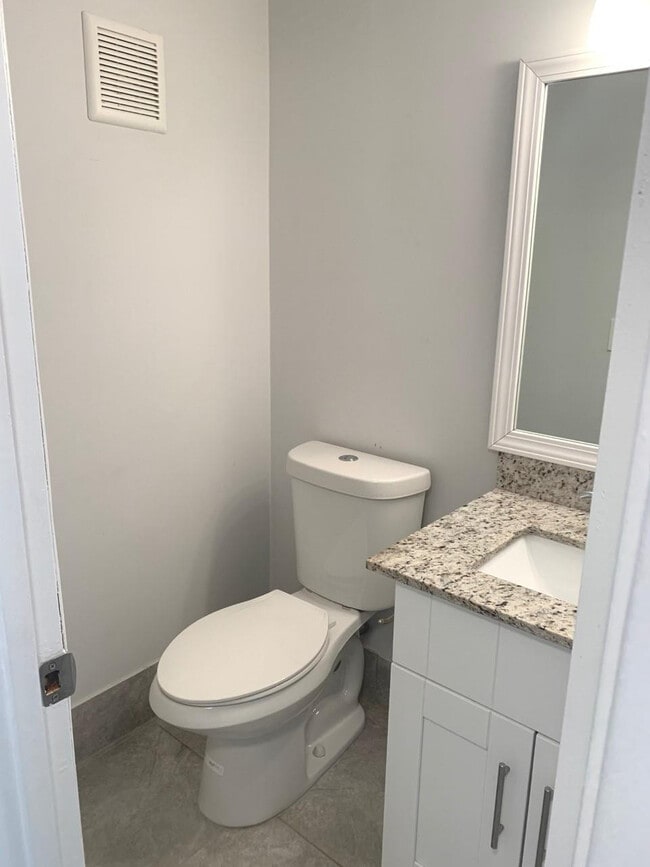 Building Photo - 4 Ventnor Dr