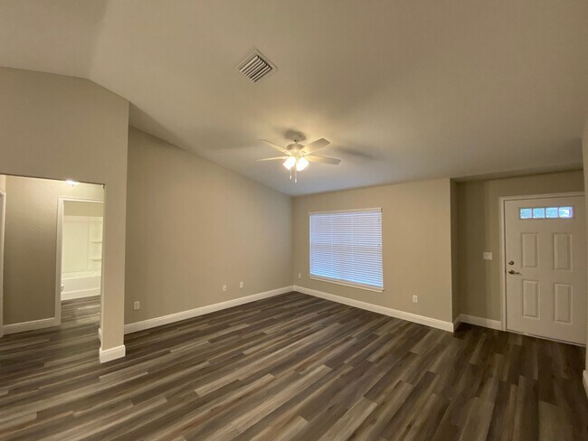 Building Photo - Custom Home - Desirable SE Ocala Neighborh...