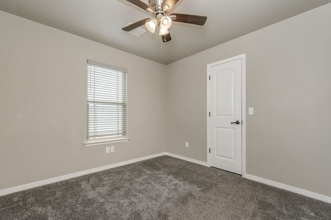 Building Photo - 4 BEDROOM!!! Located in River Road