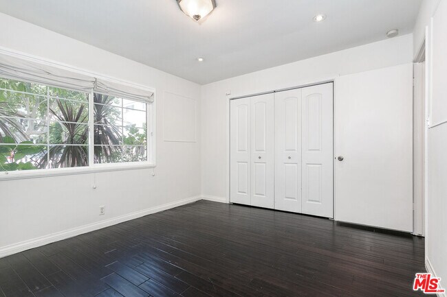 Building Photo - 1210 S Bedford Dr