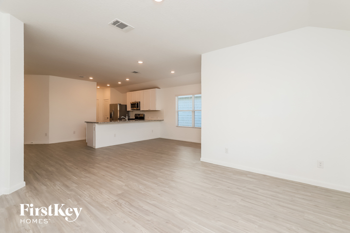 Building Photo - 10710 Vinateros Dr