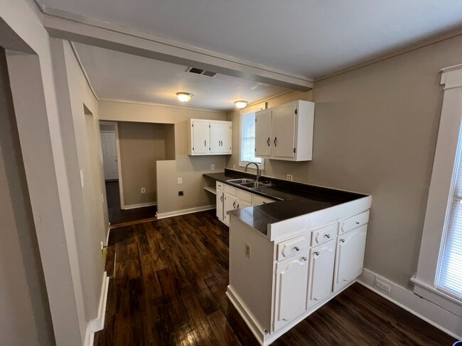 Building Photo - Nice little 3 bed/1 bath bungalow