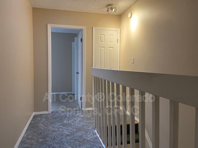 Building Photo - 550 Manor Ct
