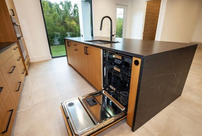 Building Photo - 3010 W Trilby Ave