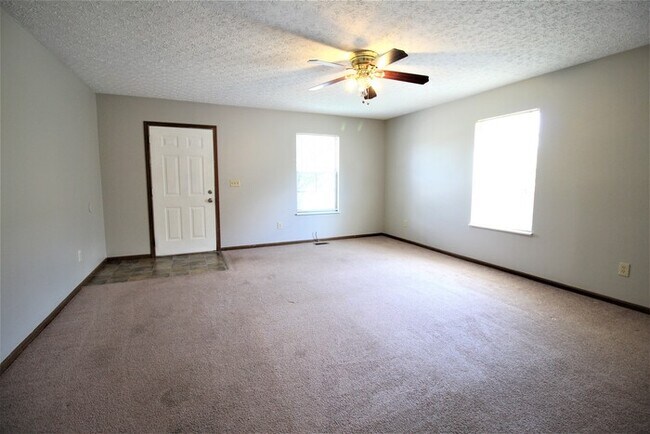 Building Photo - 2 bedroom ranch, duplex