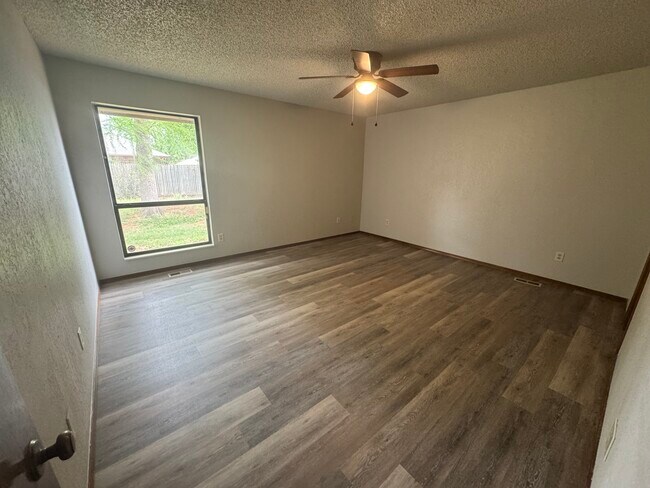 Building Photo - 325 E Parkland Dr