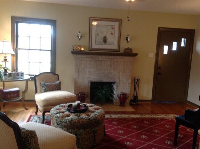 Building Photo - 704 Sue St