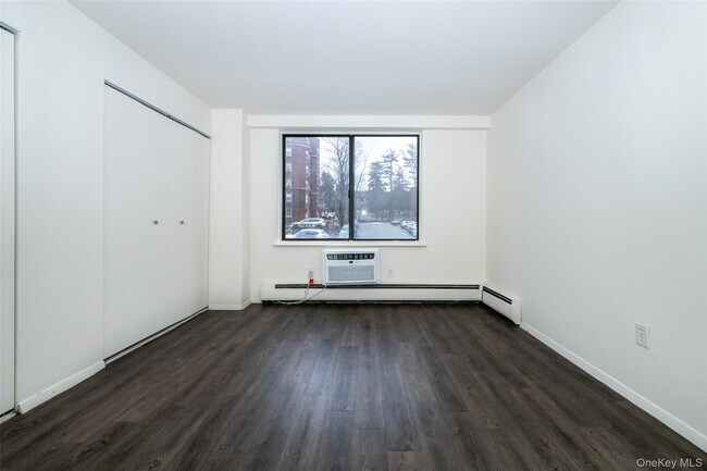 Building Photo - 7 Lake St