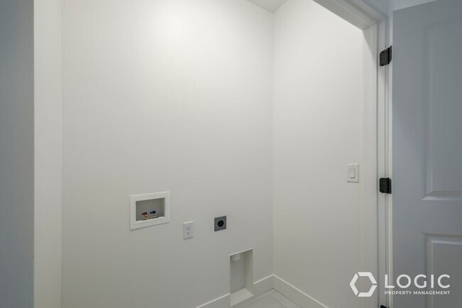 Building Photo - 1452 W Cook Ln