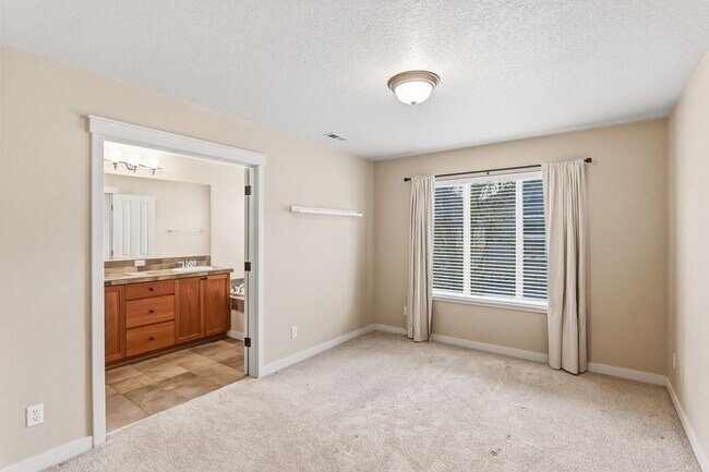 Building Photo - Just Listed!! 2 Bedroom, 2.5 Bathroom Townhouse in Arbor Villebois!