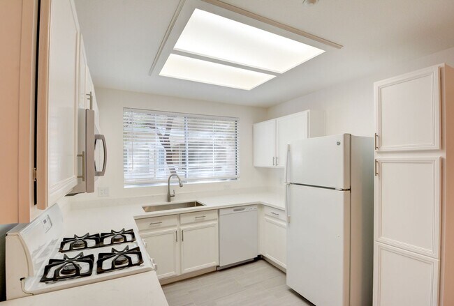 Building Photo - Horizon Hills Condominiums