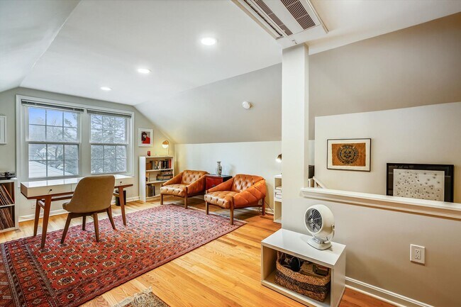 Building Photo - Fabulous 5BR 2.5BA Located in Close in Roc...