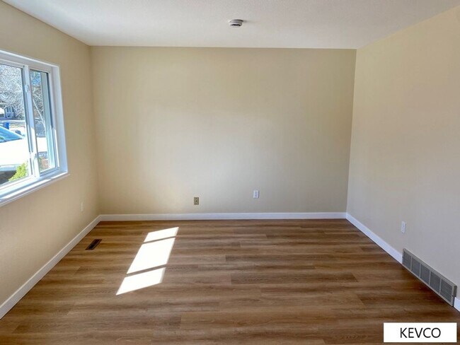 Building Photo - Sprawling Four Bedroom Home