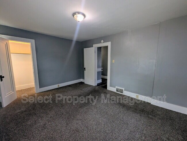 Building Photo - 822 Nuttman Ave