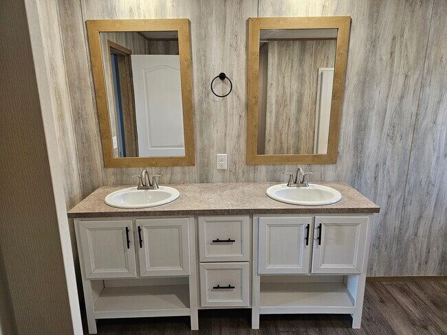 Building Photo - 737 Long Branch Rd