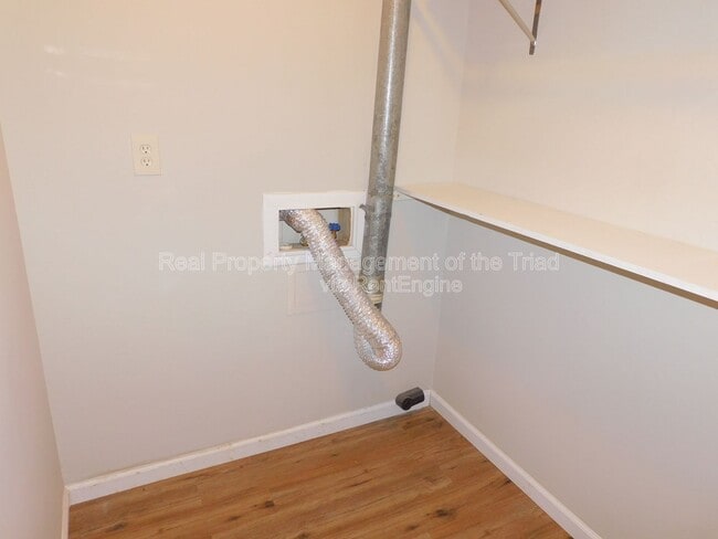 Building Photo - 4921 Chaucer Dr