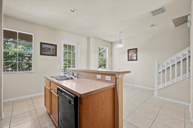Building Photo - 335 E Thatch Palm Cir