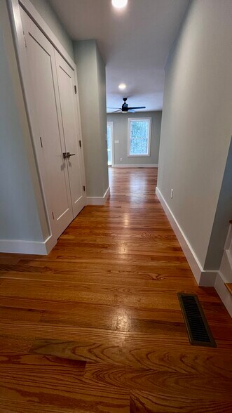 Building Photo - 5 Indian Valley Rd